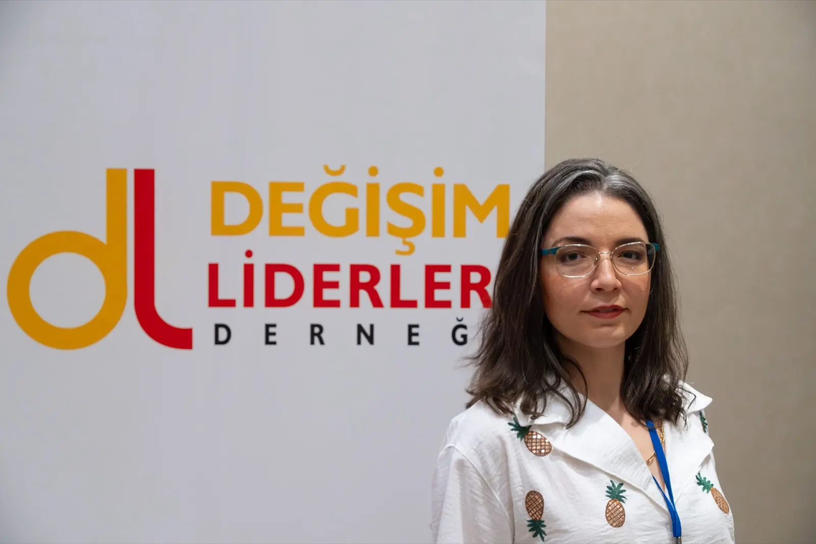 Kıvılcım, arkada dernek logosu